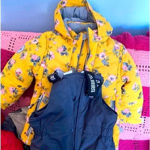 Beautiful snowsuit size 3T comes with furry hood.